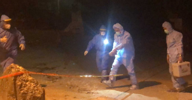 小琉球沙灘上驚見豬屍 海巡人員著防護衣掩埋焚燒急消毒