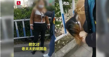 惡劣女「一腳踢飛乞丐飯碗」!正義大姐「猛拽衣服」訓斥:礙到你了?