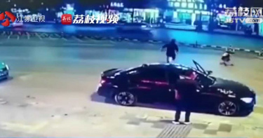 千鈞一髮!嬰兒車「滑到馬路中央」 勇者神速衝出攔截救命