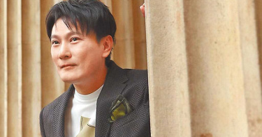 張信哲合作蓋瑞巴洛登英國大報!《每日鏡報》 封「情歌王子」:台灣出生的超級巨星
