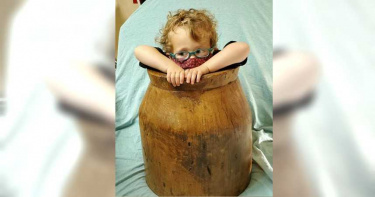 2歲男童貪玩!爬進古董木桶卡住數小時 「連人帶桶」緊急送醫
