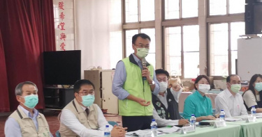 農委會主委陳吉仲（左三）上午至台南參加座談會時表示，如果跟消費者講台灣芒果「確診」了，這不是很奇怪嗎？（圖／劉秀芬攝）