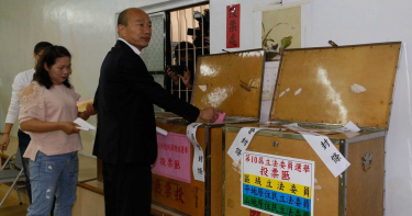 韓冰陪同 韓國瑜不受訪完成投票