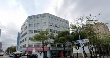 高雄老牌邱外科醫院院長許景華，今（8）日上午驚傳離世，據了解許景華看診時間未到，經院方聯繫家屬前往家中開門後，發現倒臥家中已身亡。（圖／翻攝自Google地圖）