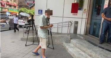 董念台近日以簡訊威脅多位朝野立委，揚言「黑鷹滅青鳥」，董男19日到案說明，詢後依恐嚇公眾、恐嚇危安等罪送辦，檢方複訊後諭3萬元交保。 （圖／翻攝畫面）