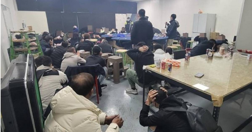 桃園平鎮1棟民宅私設職業賭場，警方破門攻堅，當場逮獲負責人及賭客共70人。（圖／翻攝畫面）
