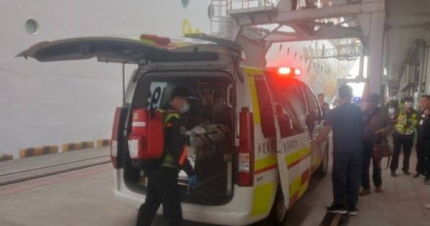 73歲菲籍乘客因滑倒骨折送醫。（ 圖／翻攝畫面）