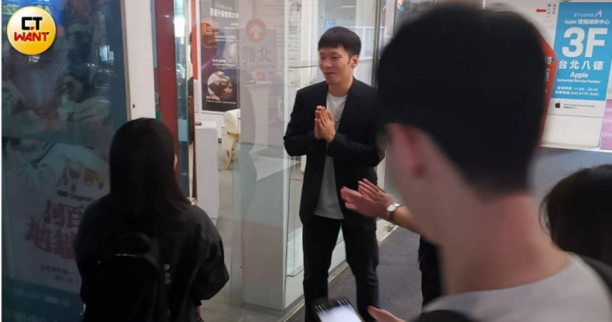 李洋日前演講結束後，雙手合十跟大家打招呼。（圖／本刊攝影組）