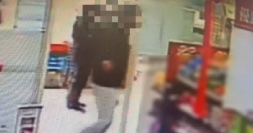 北市大安分局員警日前巡簽時發現2名可疑人士，循線再逮獲收水手。（圖／翻攝畫面）