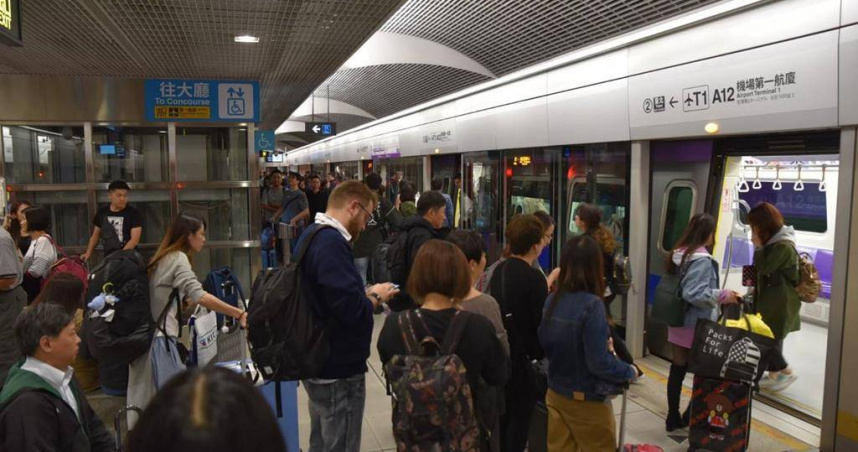 桃園捷運公司1日宣布，自2月3日起，由A1台北車站直達桃園機場加班車，每天提早自5時30分發車，調整早班加班車方案將試辦3個月，服務出國旅客搭乘。（圖／桃捷公司提供）