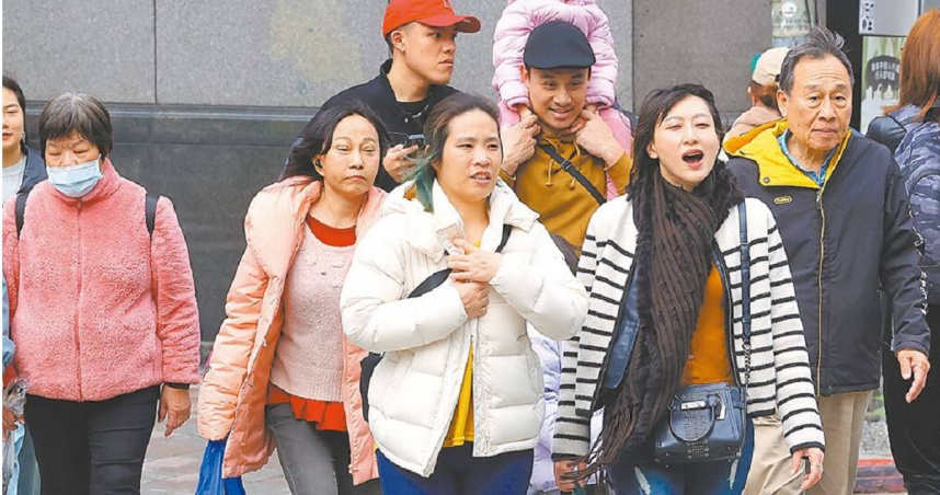 年後有關腸胃與呼吸道的看診人數將急遽上升，疾管署呼籲留意自身健康狀況。圖為民眾2日趁著收假前外出逛街。（圖／中國時報劉宗龍攝）