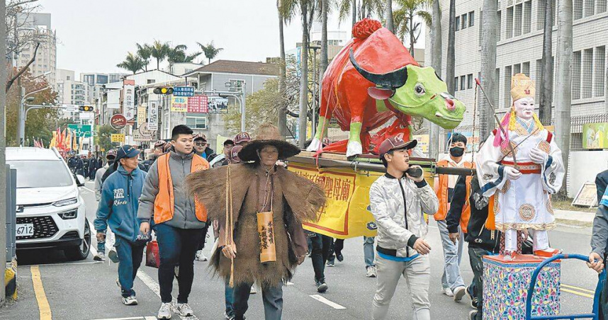 台南市政府8日依循古禮於大東門城舉行迎春禮踩街遊行，今年芒神雙足穿鞋，代表雨水少，提醒民眾必須節約用水。（圖／中國時報曹婷婷攝）
