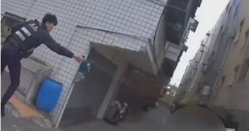 蔡男酒後情緒失控，竟砸自家愛車又持西瓜刀亂晃，警方使用辣椒水及電擊槍才成功壓制。（圖／翻攝畫面）