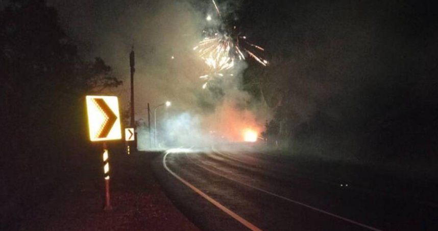 台東縣東河鄉發生車輛火警，提前上演炸寒單。（圖／義消提供／中國時報蔡旻妤台東傳真）