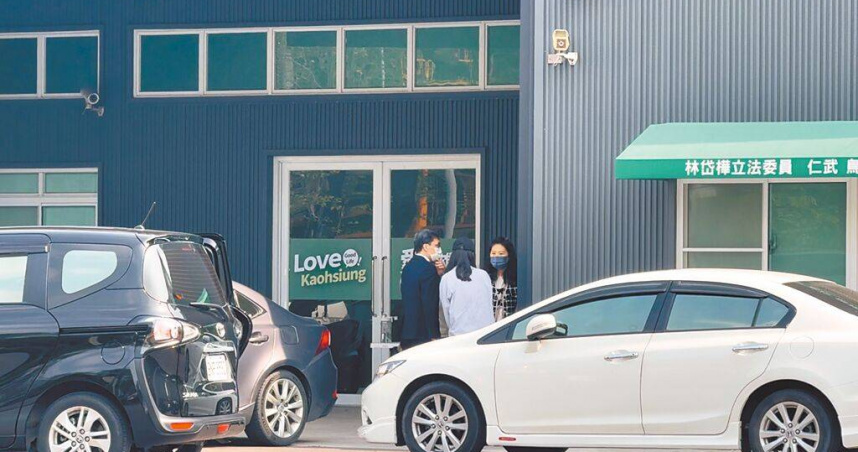 立委林岱樺涉詐助理費，20日上午大批檢調人員前往林岱樺高雄仁武服務處搜索。（圖／中國時報紀爰攝）