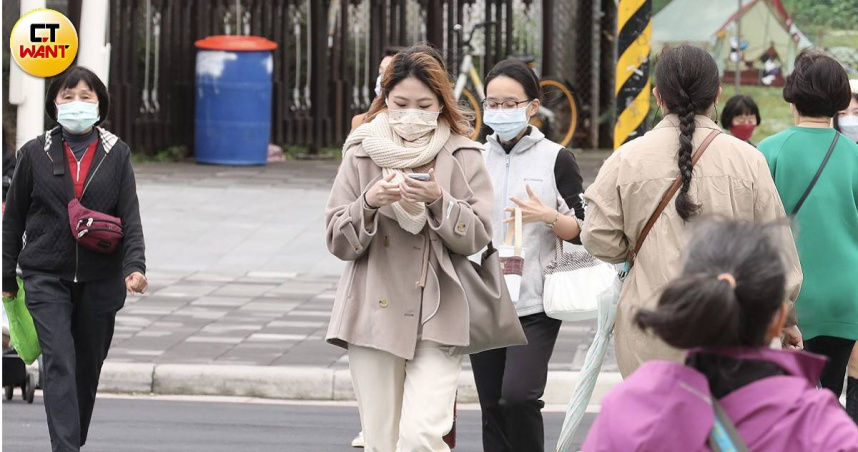 大陸冷氣團挾帶更為潮濕的冷空氣南下，許多地區感受到寒冷。（示意圖／劉耿豪攝）