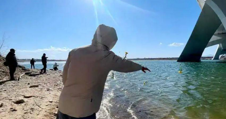 經常在北京大興區永定河大橋下游泳的運動網紅「永定河遊泳的螞蟻」不幸溺亡。（圖／翻攝自微博）