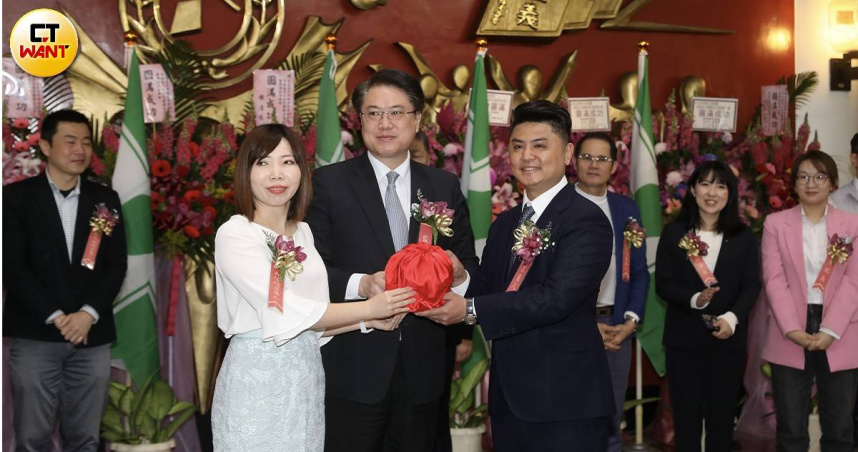 民主進步黨秘書長林右昌出席新北市議會民進黨團幹部交接典禮，為新、舊任總召集人廖宜琨、張維倩監交。（圖／劉耿豪攝）