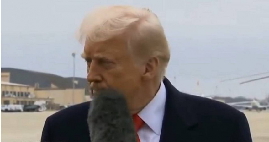 美國總統川普14日受訪時，被記者麥克風戳到嘴巴。（圖／擷取自X@  Clay Travis）