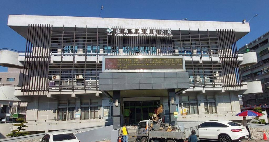 許姓婦人在2021年9月間騎機車在台南市永康區國光五街失控撞上與路面未齊平的人孔蓋，摔成重傷不治，家屬請求國賠，台南地方法院判應賠償許女女兒41萬餘元。（圖／摘自永康區公所臉書圖片）