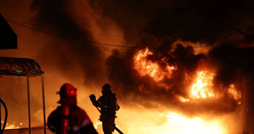 消防員在撲滅遭義城山火吞噬的工廠大火。（圖／達志／美聯社）