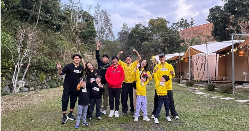 《綜藝玩很大》推出親子企劃，左起江振愷（Terry）、貝童彤、謝坤達、吳宗憲、林柏昇（KID）、黃小柔、吳東諺。（圖／綜藝玩很大提供）