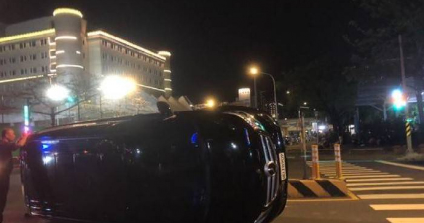陳男駕車自撞分隔島側翻，疑因未注意車前狀況釀災，所幸並未造成人員傷亡。 （圖／翻攝畫面）