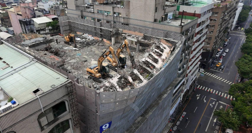 台中市中區公園路一處危樓今（10）日進行拆除作業時，工地高層鷹架突然傾斜，隨時可能坍塌，相關單位獲報已緊急封路。（圖／翻攝自民進黨台中市議員黃守達臉書）