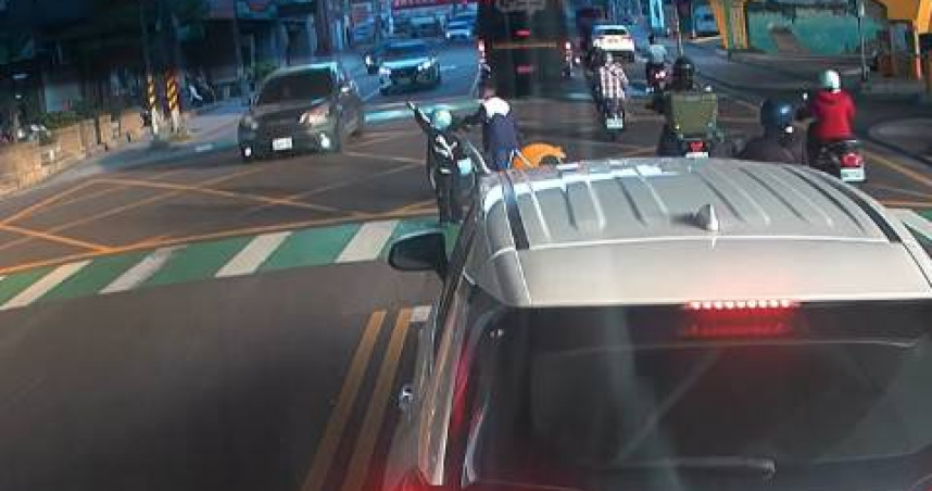 2名小學生舉手要過馬路，卻有10輛車不禮讓。（圖／翻攝自Cheap臉書）