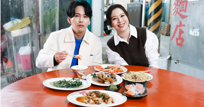 巫建和（左）與劉品言（右）到基隆外木山大啖美食。（圖／鏡電視提供）