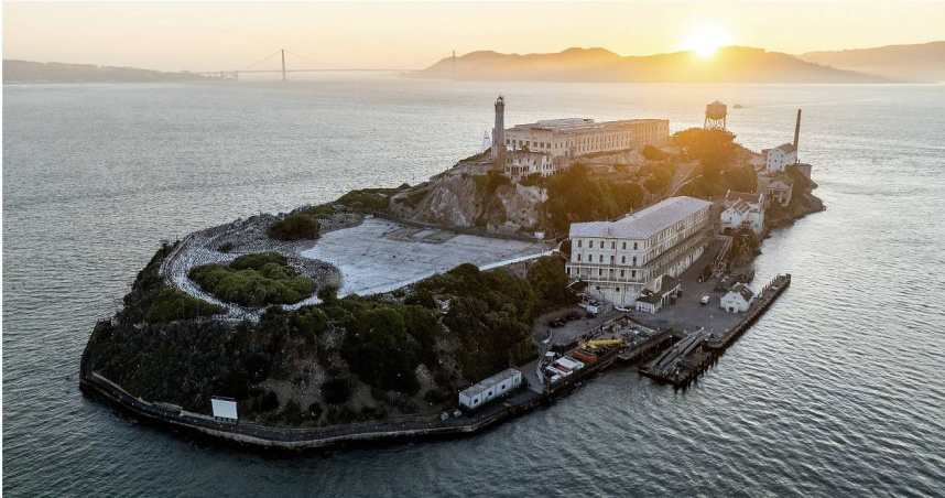 美國俗稱「惡魔島」的阿爾卡特拉茲島聯邦監獄。（圖／達志／美聯社）