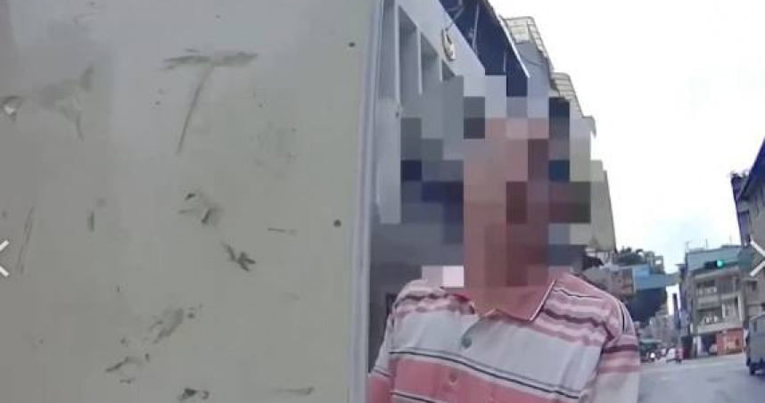 北市萬華分局大里派出所日前逮獲一名李姓男子，其擔任車手負責用詐騙包款換取被害人的交付款項。(圖／翻攝畫面)