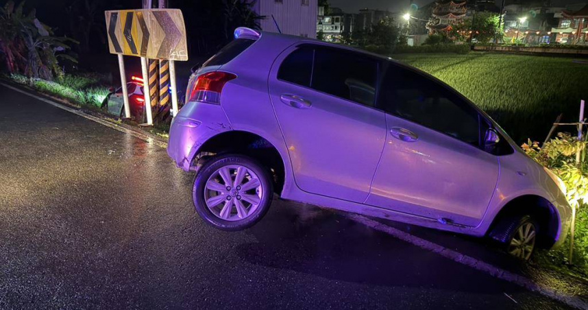 轎車駕駛30歲吳姓男子不僅加速逃逸，追逐過程中還倒車衝撞警車，最後掉進水溝受困。（圖／民眾提供）