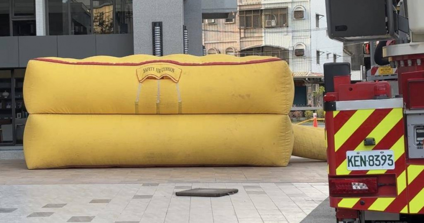 消防到場舖氣墊。（圖／翻攝照片）