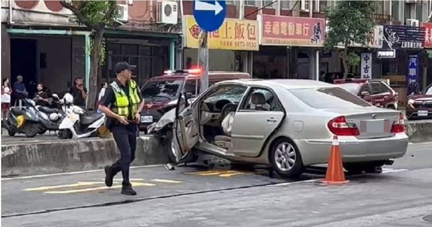 新北市三峽區19日下午驚傳重大死亡車禍，一名78歲余姓老翁駕車至三峽北大國小附近時，不明原因突失控衝撞人群，導致2名三峽國中女學生，以及40歲洪姓女子不幸死亡。（圖／翻攝畫面）