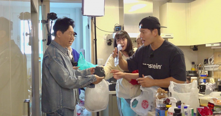 金鍾國（右一）不捨塑膠袋被丟棄，和成員們理論起來。（圖／中天綜合台提供）