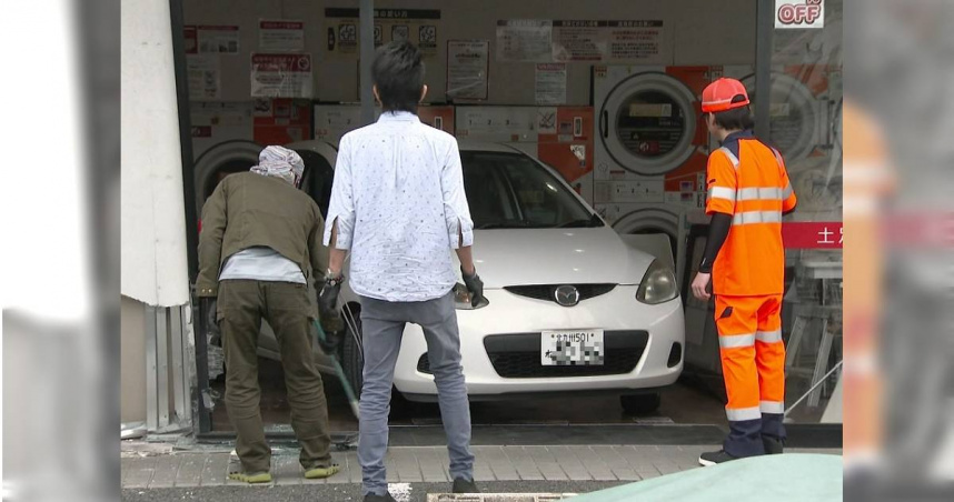 日本福岡縣北九州市八幡西區26日時,發生1起78歲老翁倒車撞進自助洗衣店的事故。(圖/擷取自X@rkbnews4ch)