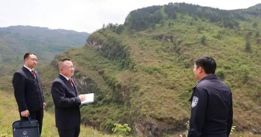 案發地點位於貴州晴隆一處陡坡，龍男謊稱車禍釀死妻，最終被揭穿謀殺真相。（圖／翻攝自紅星新聞）