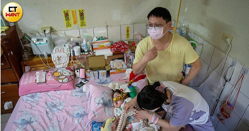 錢錢(化名)在動完腹部手術後成為植物人,父母每天以淚洗面,還得24小時輪班照顧其狀況。(圖/劉耿豪攝)