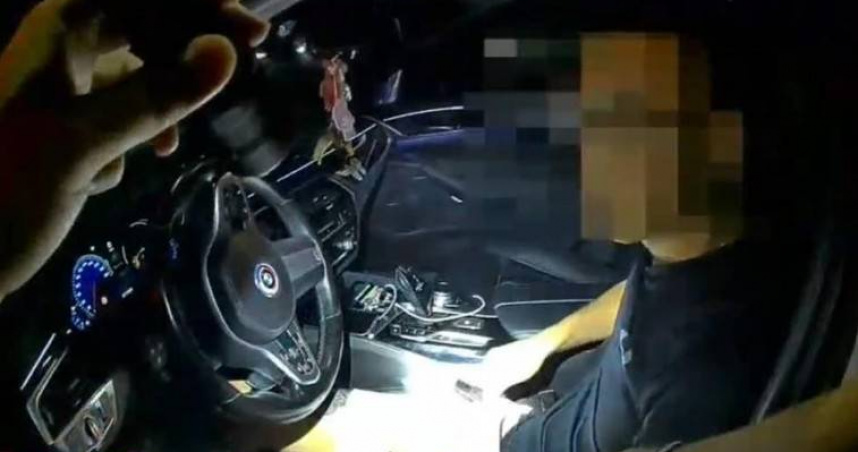 台中1名男子疑似吸食「喪屍菸彈」駕車，遭警方攔查後搜出毒品及吸食器罪證。（圖／翻攝畫面）