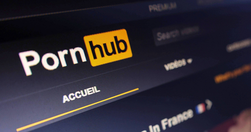 Pornhub宣布退出法國,畫面出現「自由沒有關機鍵」標語引發熱議。(圖/達志/美聯社)