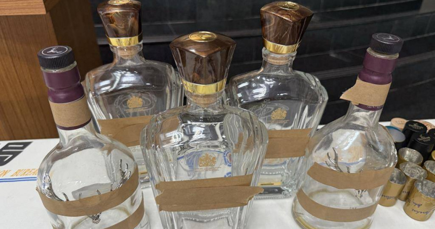 偽酒集團將偽酒裝進真酒回收瓶,再以回收的原廠軟木塞重新封裝,外觀與真酒無異。(圖/中國時報寶智華攝)