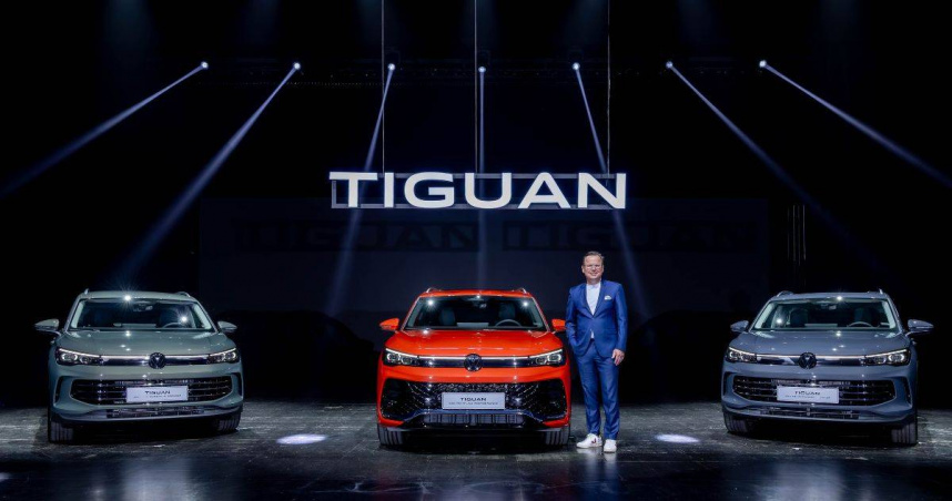 台灣福斯汽車總裁Steffen Knapp與全新世代德系休旅The all-new Tiguan合影。The all-new Tiguan全新編成、產品全面升級，入門即擁高規格配備。匯聚嶄新外觀設計、高質感智慧座艙、靈活機能空間與先進科技配備。首度導入IQ.LIGHT：HD Matrix高階矩陣式LED頭燈組，首次配置中央數位控制旋鈕，為熱愛駕馭樂趣、重視家庭實用性與品味設計的消費者，帶來全方位升級的用車體驗。（圖／福斯汽車提供）