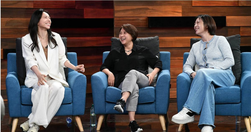 李亞梅（中）表示，劉品言（右）的勇於嘗試符合今年的北影主軸。（圖／華視提供）