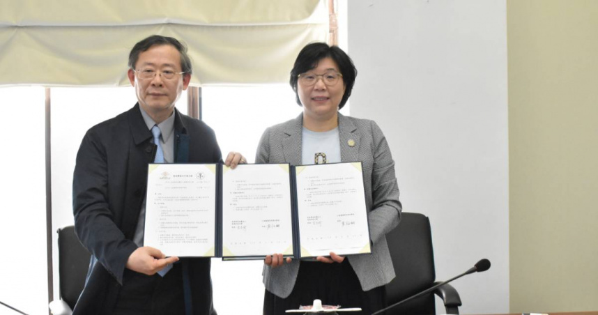 仁德醫專與長庚科大簽署合作備忘錄 左為仁德醫專校長黃柏翔 右為長庚科大范君瑜校長（圖／ 仁德醫專提供）。