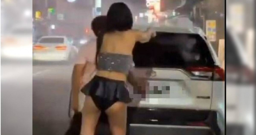 長腿辣妹救火！信眾回收鞭炮險釀車廂火燒車　驚險畫面曝光