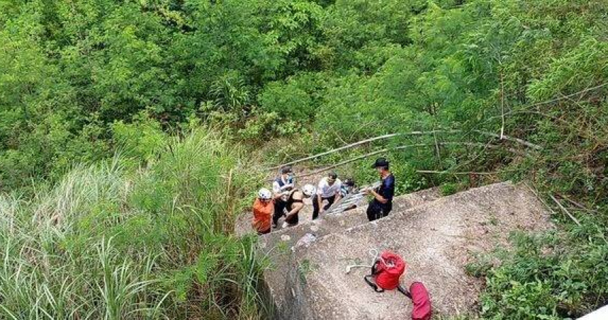 13歲少年單車挑戰賽下坡失控翻落10米深邊坡。（ 圖／翻攝畫面）