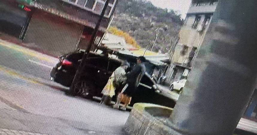 7旬老婦因誤信網路上的徵才訊息,淪為詐團車手遭警逮捕。(圖/翻攝畫面)