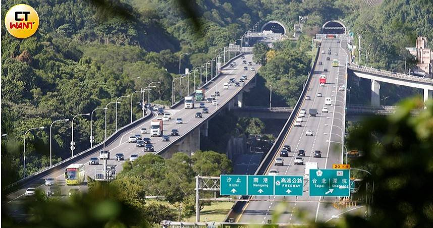 連接台北宜蘭的國道五號連假壅塞情況讓地方對鐵路優化呼聲不斷。（示意圖／黃耀徵攝）