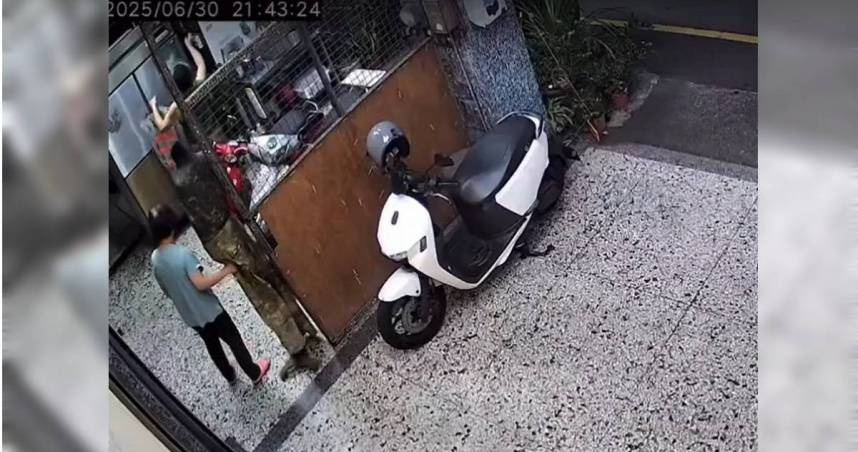 監視器畫面流出，王姓老闆夫妻倆在6月30日晚間一同收店打烊的身影，成了這家小店的最後畫面。（圖／翻攝畫面）